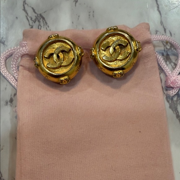 CHANEL Jewelry - CHANEL CoCo Mark clip on earrings